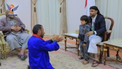 الرئيس المشاط يلتقي والد الطفل الذي اعتدى عليه جندي في البلدية