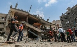 الدفاع المدني بغزة ينقذ سيدة فلسطينية من تحت الأنقاض بعد 16 ساعة من استهداف منزلها