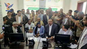 تدشين خدمة الشكاوى بصندوق ومشروع النظافة وتوزيع براميل للمخلفات بأمانة العاصمة