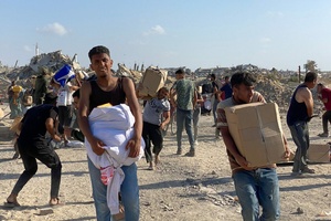 فيديو أممي يوثق إطلاق العدو الصهيوني النار على فلسطينيين ينتظرون مساعدات بغزة